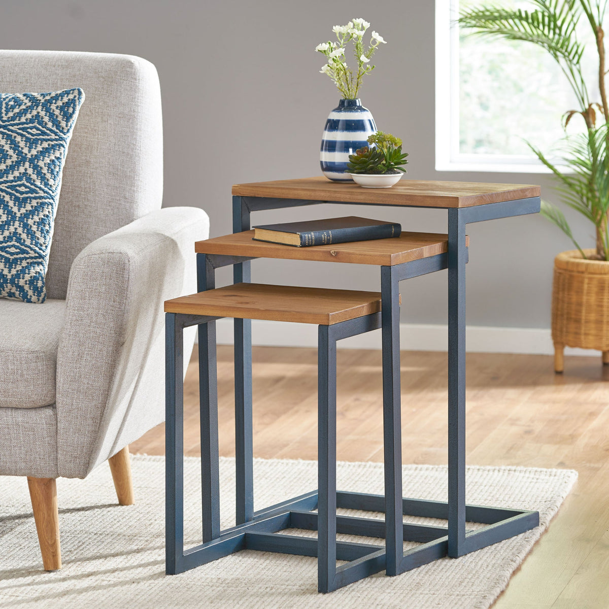 NESTING TABLE