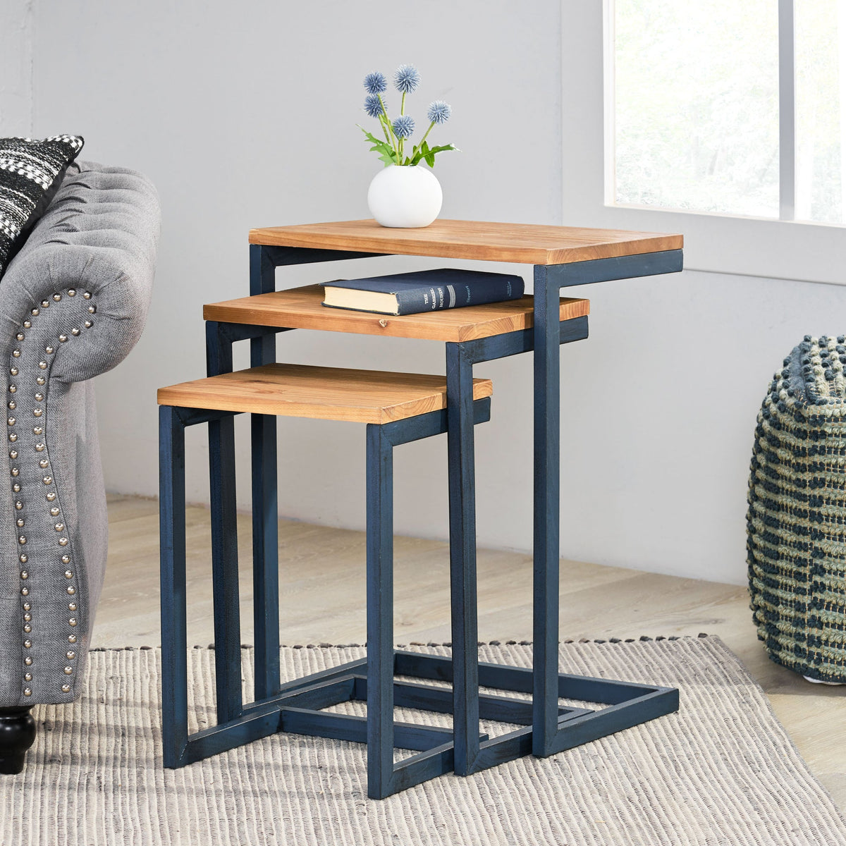 NESTING TABLE