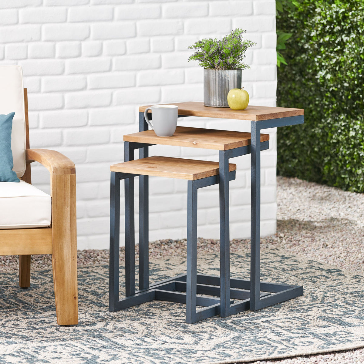 NESTING TABLE